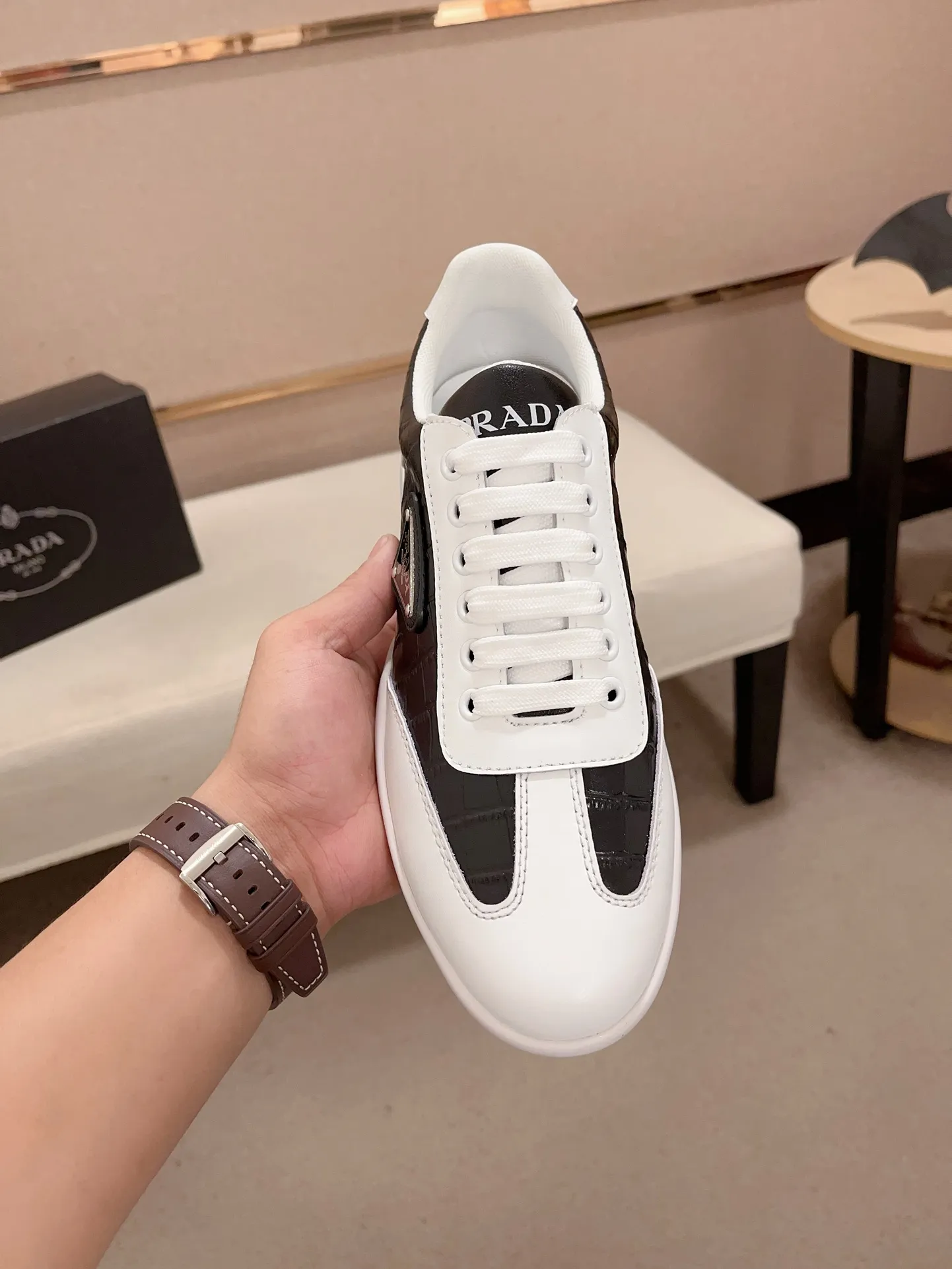 Factory price 420💰 ✔️✔️✔️The new PRADA (Prada) counters are launched simultaneously. The new men's shoes and 😘fabrics are made of selected first-layer cowhide ➕ breathable mesh technology. Lining: Full sheepskin lining. 👍🏿 High-end ☄️ air-cushion molded anti-slip rubber outsole, exquisite lines, simple and elegant, comfortable and high-end for leisure travel. Code number: 38 to 44 (45 can be customized)